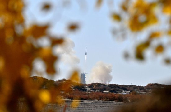  10月26日11时14分，搭载神舟十七号载人飞船的长征二号F遥十七运载火箭在酒泉卫星发射中心点火发射。约10分钟后，神舟十七号载人飞船与火箭成功分离，进入预定轨道，航天员乘组状态良好，发射取得圆满成功。新华社记者 任军川 摄