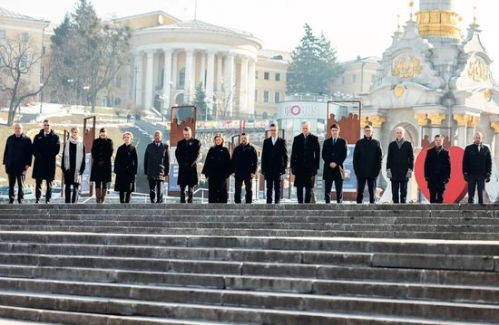  2月24日，乌克兰基辅的独立广场，乌克兰总统泽连斯基（右八）出席俄乌冲突三周年纪念活动。欧盟委员会主席、加拿大总理、西班牙首相、冰岛首相、丹麦首相等多国领导人或代表参加。