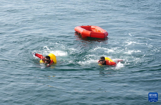 神舟二十号航天员王杰（右）在参加海上救生训练（2023年7月1日摄）。新华社发（孔方舟 摄）