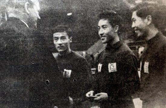 1959年斯堪的纳维亚公开赛，庄家富（右一）和队友们一起夺取了男团冠军。