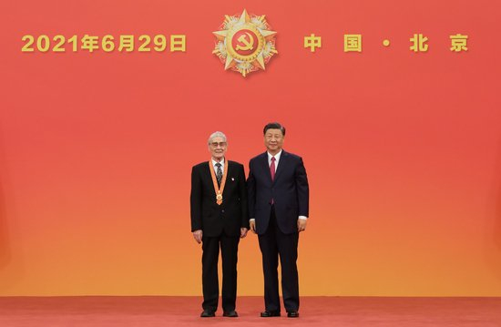 2021年6月29日，庆祝中国共产党成立100周年“七一勋章”颁授仪式在北京人民大会堂金色大厅隆重举行。中共中央总书记、国家主席、中央军委主席习近平向“七一勋章”获得者蓝天野颁授勋章。新华社记者 李学仁 摄