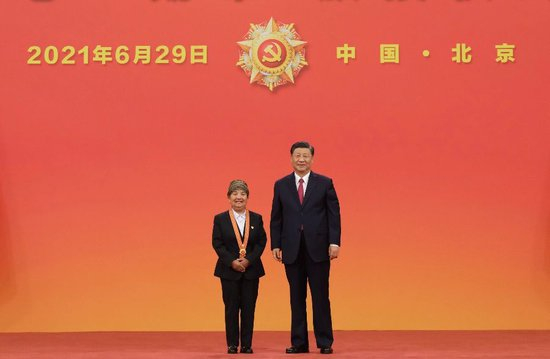 2021年6月29日，习近平总书记向“七一勋章”获得者王兰花颁授勋章。新华社记者 李学仁 摄