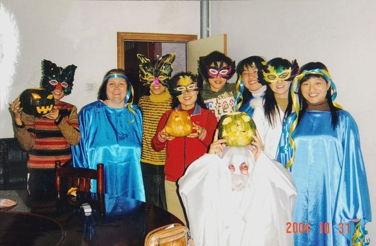 2004年10月31日，池欧（左二）和学生们一起参加万圣节活动。