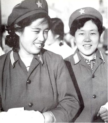  某预备役师卫生队女战士，与现役女军人着装一样。