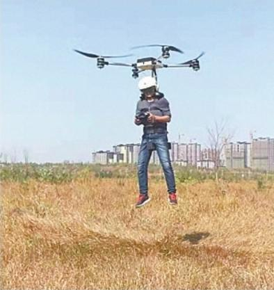 舒满胜操作四旋翼电动飞行背包飞行场面