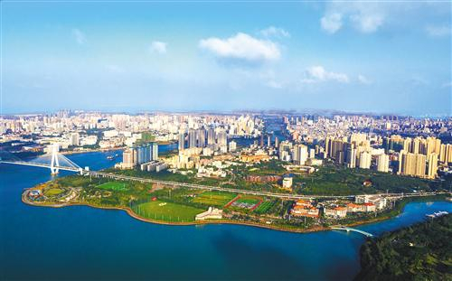  海南省海口市区一角（无人机拍摄）。 李天平摄