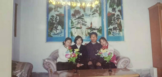 张立花一家合影。受访者供图