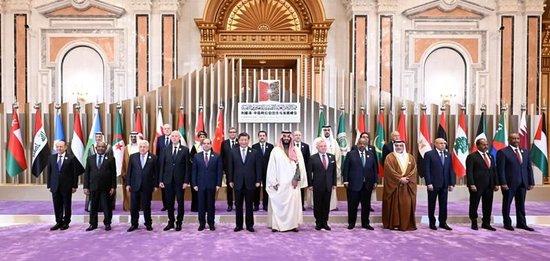  △当地时间2022年12月9日，首届中国—阿拉伯国家峰会在沙特首都利雅得阿卜杜勒阿齐兹国王国际会议中心举行，习近平主席出席会议并发表主旨讲话 。