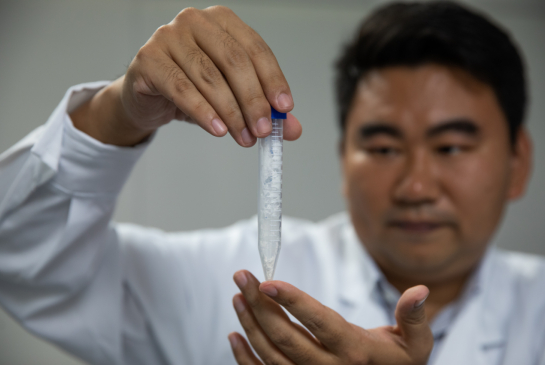  中国科学院天津工业生物技术研究所的科研人员在实验室展示人工合成淀粉样品。