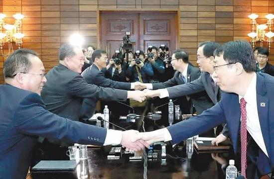 　　朝鲜和韩国代表29日在板门店朝方一侧的统一阁举行高级别会谈，双方商定于4月27日在板门店韩方一侧的“和平之家”举行朝韩首脑会晤。