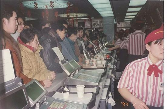 ▲1992年北京第一家麦当劳王府井餐厅-柜台31台收银机壮观景象