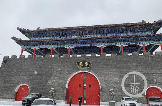 ▲3月21日，雪花纷飞中的牡丹江曹园大门。摄影/上游新闻见习记者 张莹