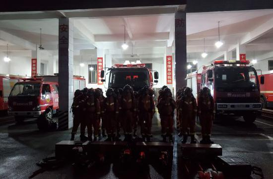 ▲四川宜宾兴文消防20人轻型地震救援队集结完毕，前往震中。
