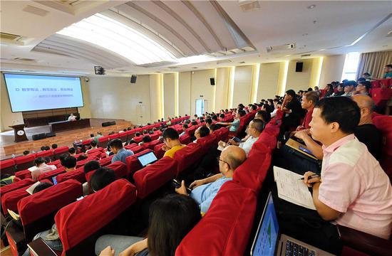  2019年9月18日，福建工程学院教师代表参加“不忘初心、牢记使命”主题教育报告会。新华社记者 林善传 摄