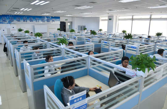 2019年11月13日，在位于北京亦庄的12345市民热线话务大厅，工作人员在接听热线电话。新华社发