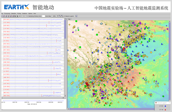 　　中国科大交叉合作团队与中国地震局合作推出的人工智能地震实时监测系统。红色三角符号代表云南省境内地震台，蓝色三角符号代表四川省境内地震台，圆圈是该系统自动报出的地震位置。 受访对象供图