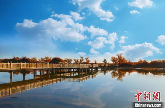 图为如诗如画的阿拉善美景。　晓涵 摄