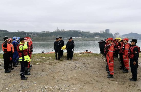 殉职民警李雨阗被打捞上岸。来源：四川公安微博