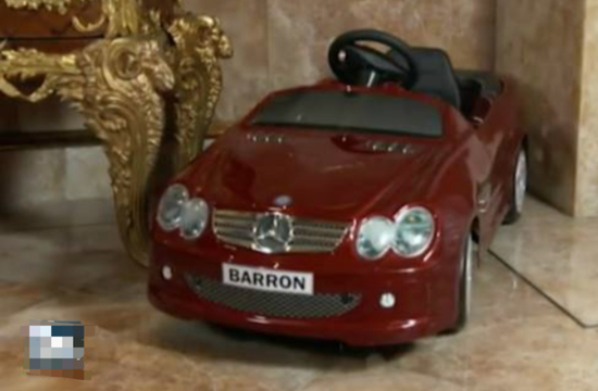 ·印有巴伦名字的玩具车。