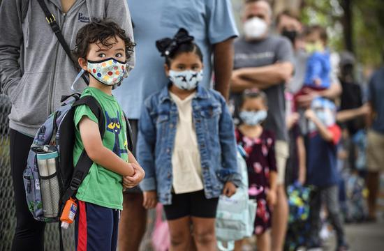 疫情期间，儿童返校。人民视觉 资料图