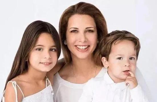 ·哈雅王妃和她的两个孩子。