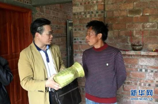 2018年4月，蓝标河（左）走访广西融安县同仕村贫困户（资料照片）。2018年4月，广西壮族自治区扶贫办挂职融安县委常委、副县长的蓝标河倒在了脱贫攻坚岗位上，年仅44岁。新华社发