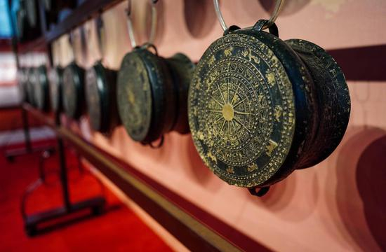  △广西民族博物馆内展示的壮族铜鼓（总台国广记者李晋拍摄）
