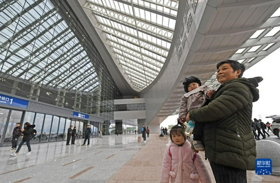 人们来到投入使用的赣州西站参观（2019年12月26日摄）。新华社记者 万象 摄