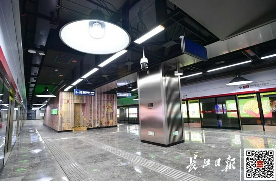 各种钢铁元素、管道阀门造型打造出一个极具工业化风采的站厅。记者李永刚 摄