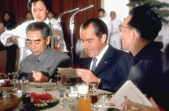 ·1972年2月21日，周恩来总理与美国总统尼克松在晚宴上。