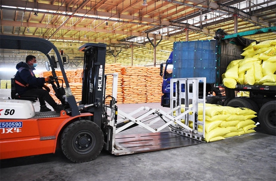  2月17日，工人在位于河南省安阳市汤阴县伏道镇的河南万庄安阳物流园装运储备化肥。新华社记者 张浩然 摄