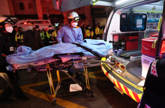 　　10月30日凌晨，在韩国首尔市龙山区梨泰院洞一带，救护人员在现场工作。 　　图片来源：新华社/纽西斯通讯社