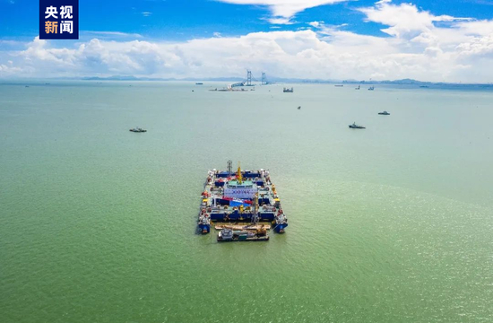 △最后一个管节和最终接头正进行沉放对接