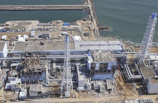 △当地时间2011年3月24日，受损的福岛第一核电站3号机组（左）和4号机组。