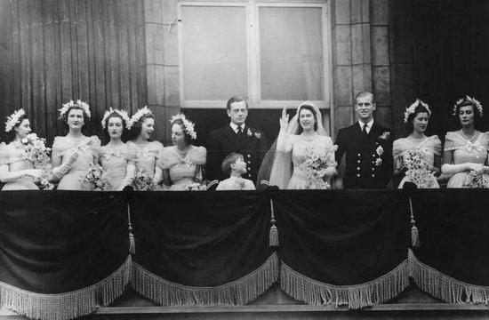 伊丽莎白公主大婚时，身边的伴娘团