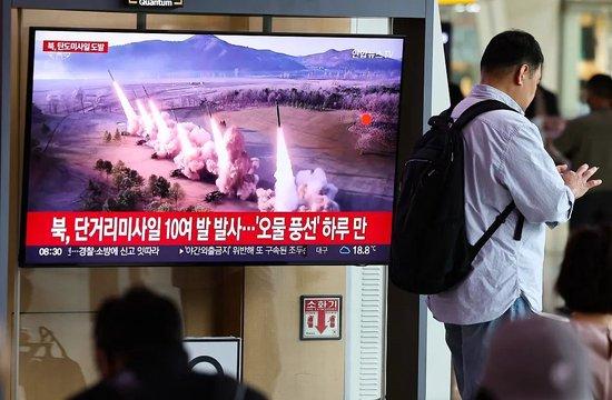  ▲当地时间2024年5月30日，韩国首尔市民在观看“朝鲜向东部海域发射数枚短程弹道导弹”的称朝相关新闻。视觉中国