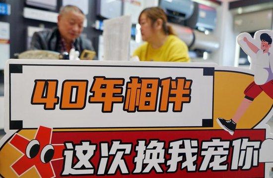 4月15日,在浙江省嘉兴市南湖区南溪路一家大型家电商场,顾客在咨询参与政府补贴活动的热水器。 新华社发(金鹏摄)