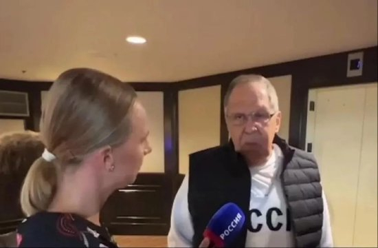 ▲拉夫羅夫身穿一件白色運動(dòng)衛衣。（俄羅斯《論據與事實(shí)》周報網(wǎng)站）