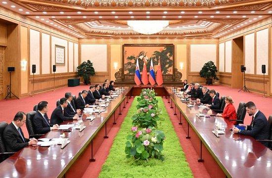 9月4日中午,国家主席习近平在北京人民大会堂会见来华出席纪念中国人民抗日战争暨世界反法西斯战争胜利80周年活动的斯洛伐克总理菲佐。新华社记者 李响 摄