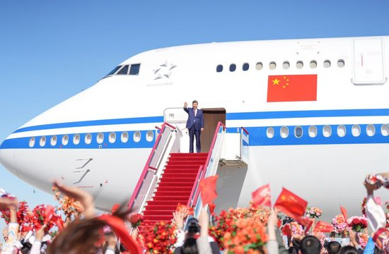中共中央总书记、国家主席、中央军委主席习近平在乌鲁木齐出席新疆维吾尔自治区成立70周年庆祝活动后，9月25日中午乘专机返回北京。这是习近平在乌鲁木齐天山国际机场向前来欢送的各族群众挥手致意。新华社记者 李琰 摄