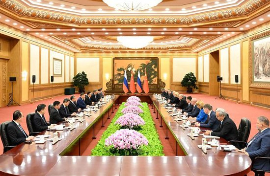 11月4日上午，国家主席习近平在北京人民大会堂会见俄罗斯总理米舒斯京。新华社记者 申宏 摄