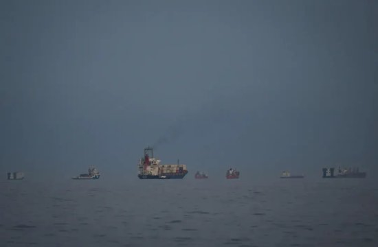 ▲大量船舶等候通过霍尔木兹海峡