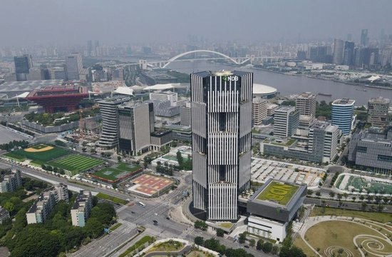 这是2022年6月17日拍摄的位于中国上海浦东新区世博园区的金砖国家新开发银行总部大楼。新华社记者方喆摄