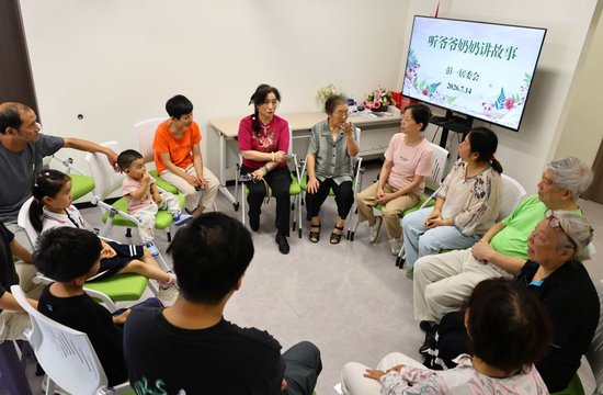  2026年7月14日，居民在上海彭浦新村彭一居民区党群服务站的活动上分享自己在彭浦新村的生活感受。新华社记者 方喆 摄
