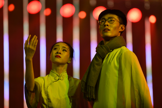  学生演员在南开大学建校100周年纪念晚会上表演音舞诗画。