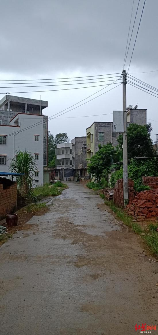 ↑谢某芳所在村落，她十多年没有回去过了