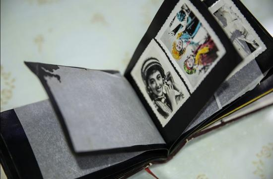 　　何海美最早靠卖照片赚了第一桶金。当时卖的部分照片她保存下来制作成影集留作纪念。新京报记者 彭子洋 摄