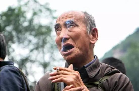 “没眼人”屎蛋：77岁，老队长，主吹笙，兼打鼓。图片来自网路