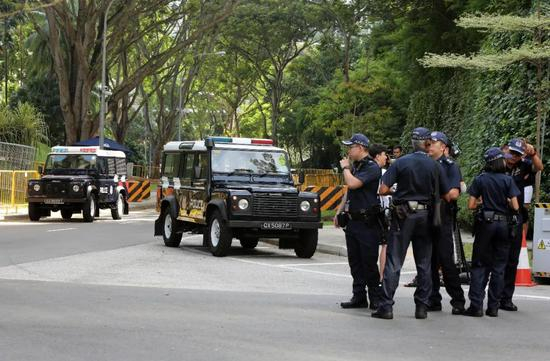 11日，安保人员在酒店外警戒。新华社记者李鹏摄