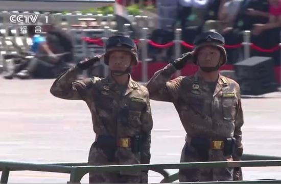 △李天天（左）